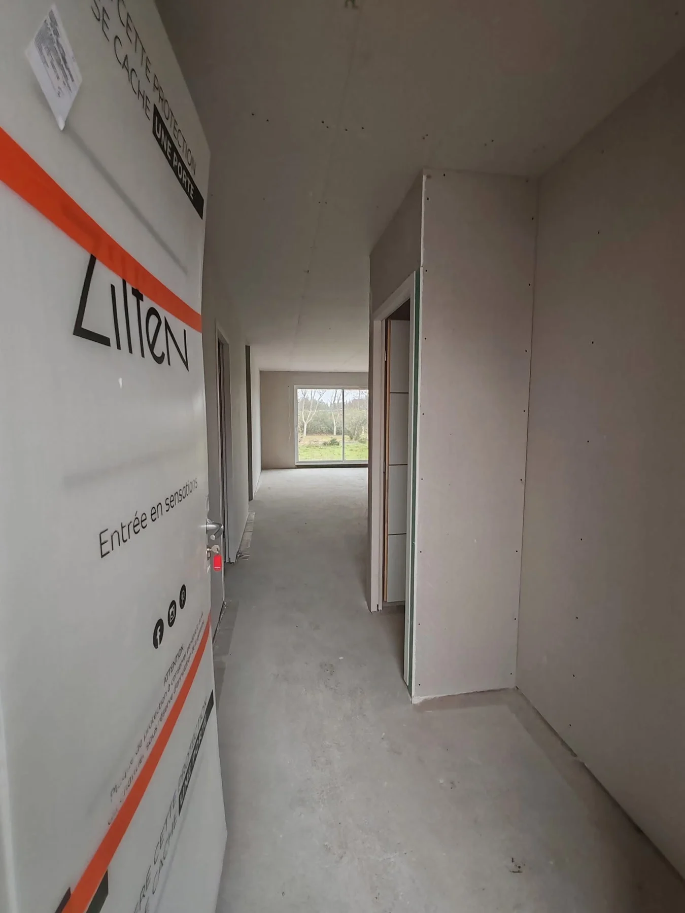 Couloir en plaques de plâtre en cours de travaux