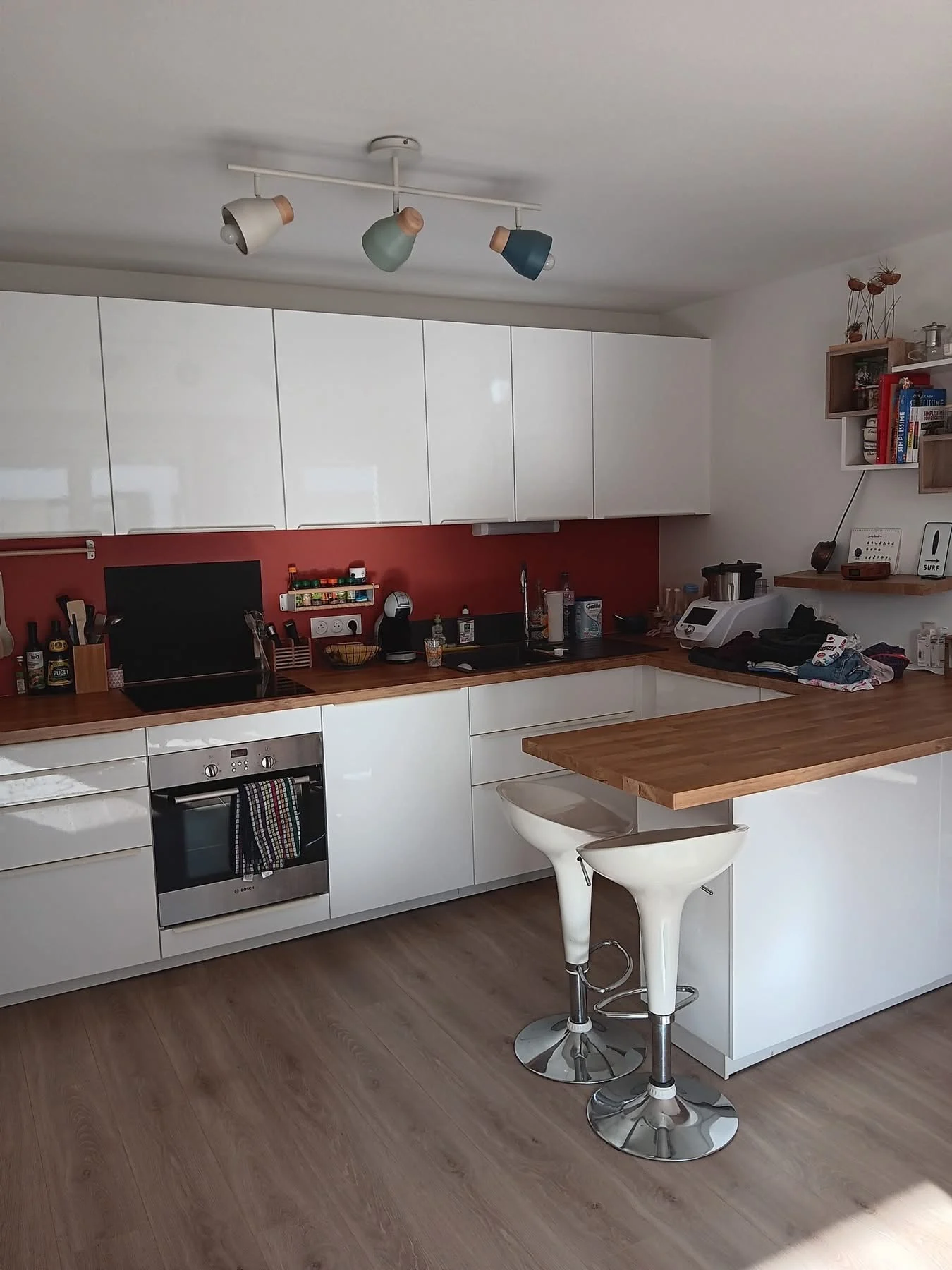 Cuisine aménagée avec îlot et parquet