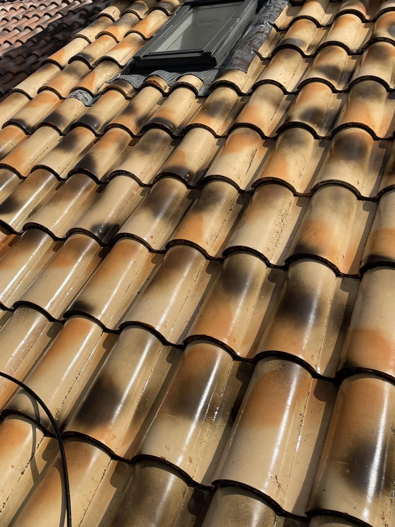 Toiture en tuiles avec équipement d’entretien visible