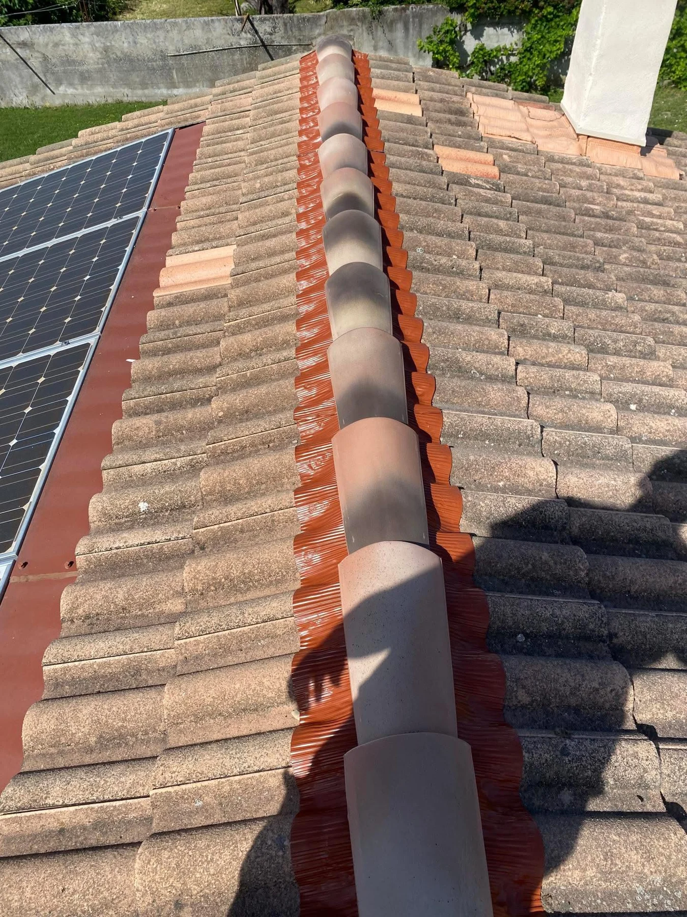 Toiture en tuiles avec panneaux solaires visibles